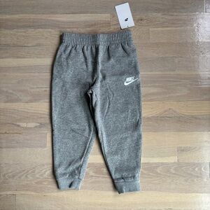 Boys grey nike logo jogger sweatpants size 5 nwt